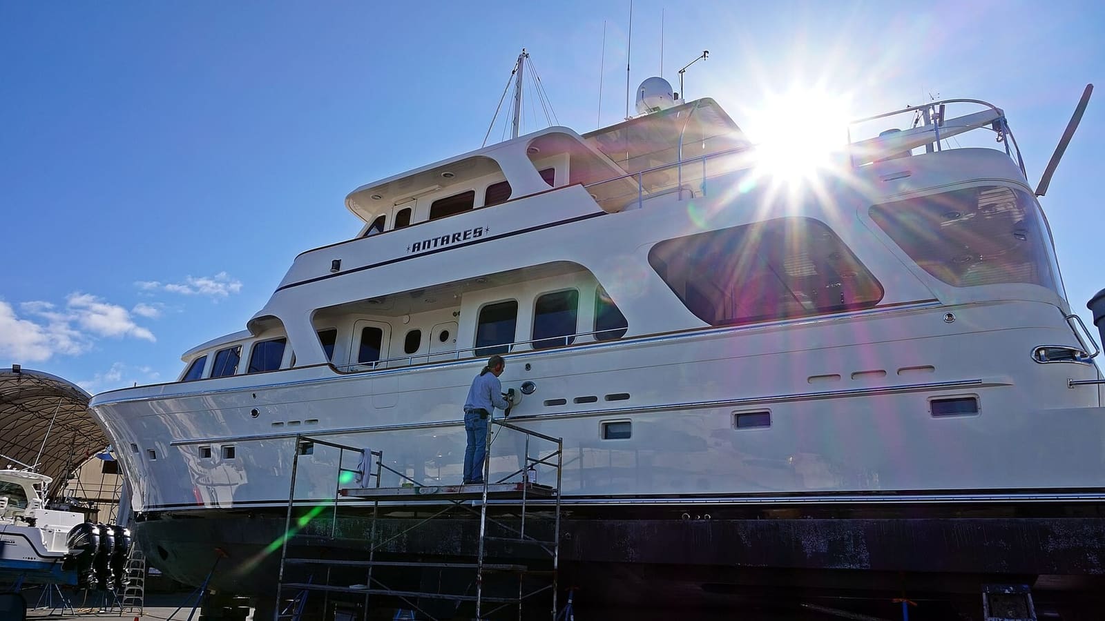 La Coast Marina jouxte le terminal du traversier de l'île Quadra au centre-ville de Campbell River — le quai d'Eagle Eye se trouve dans cette marina.