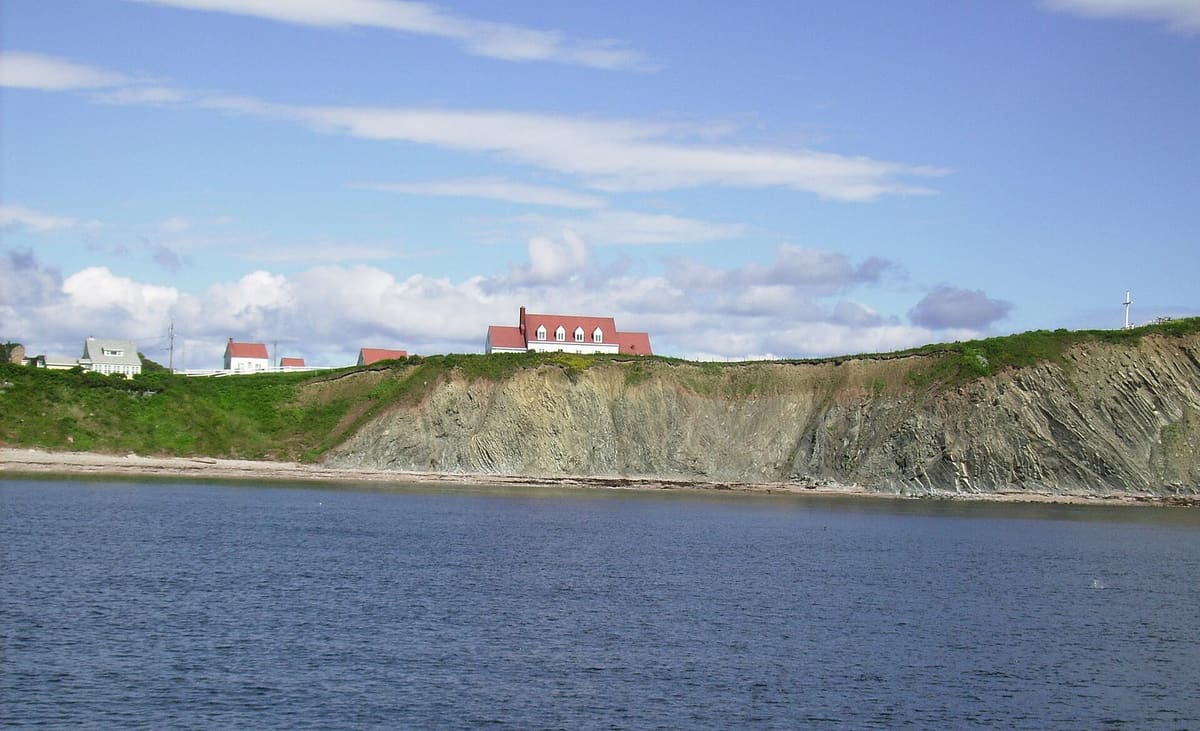 Les falaises de la côte gaspésienne qui tombent dans le golfe du Saint-Laurent