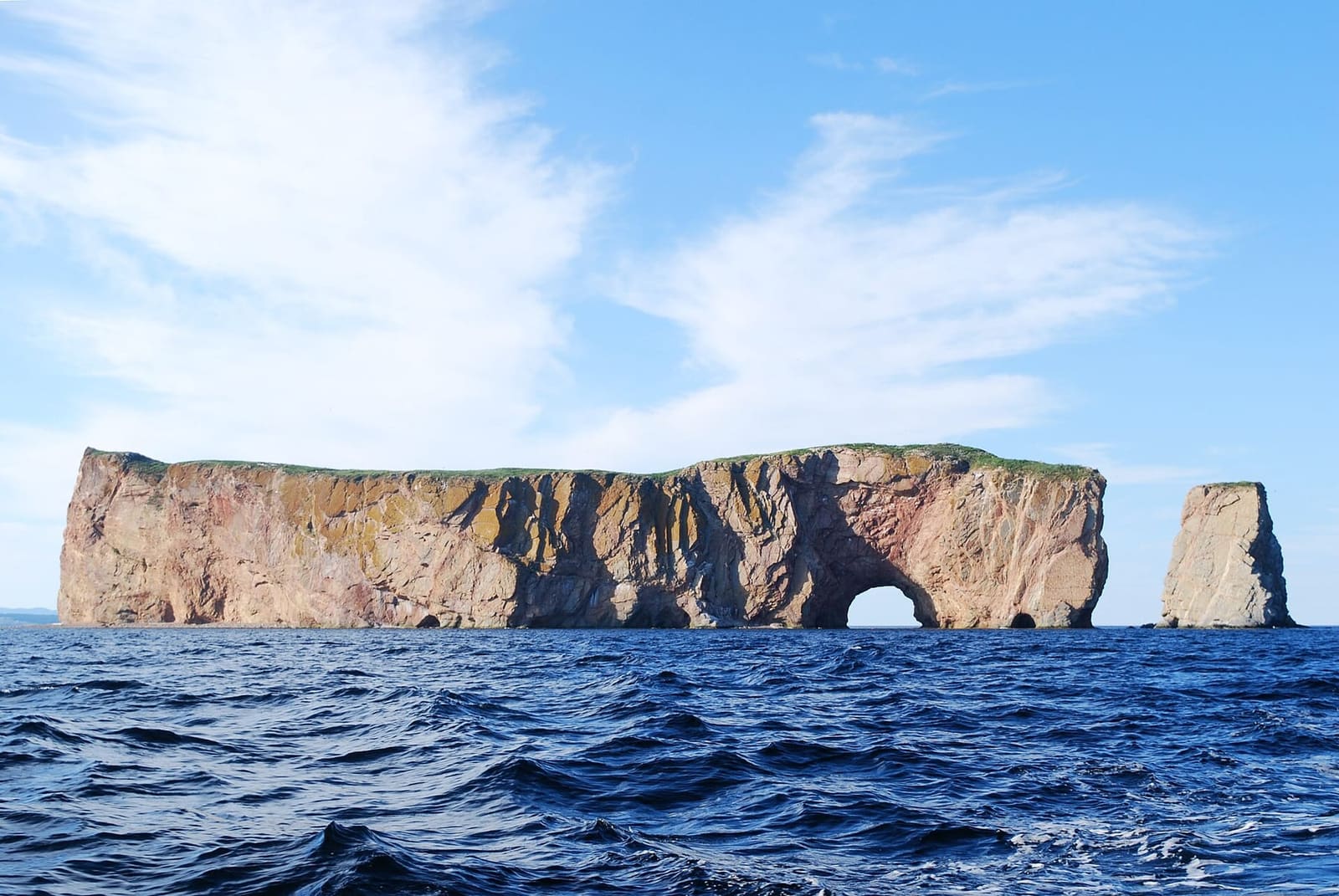 Le rocher Percé, plus bas sur la côte gaspésienne que le quai de Grande-Grave